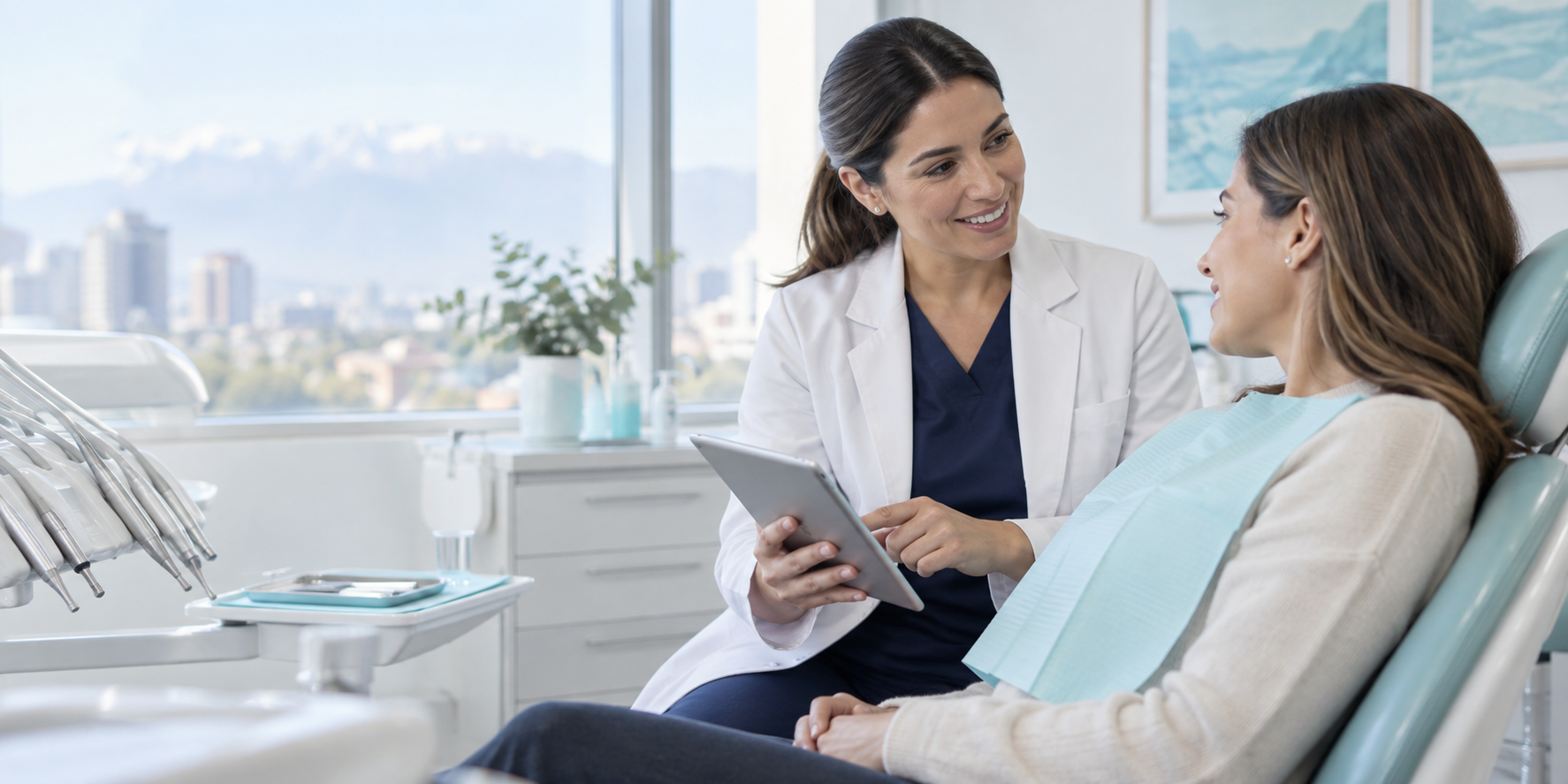 Dentista conversando con una paciente en una clínica moderna